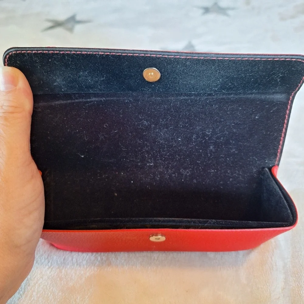 Guess Red Shell Case Holder Magnetic Button Clasp Eyeglass/Reading Glasses Case